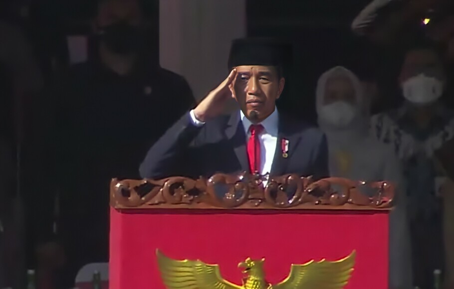 Presiden Joko Widodo saat menjadi inspektur upacara peringatan ke-76 Hari Bhayangkara di Akademi Kepolisian, Semarang, Jawa Tengah, Selasa, 5 Juli 2022.