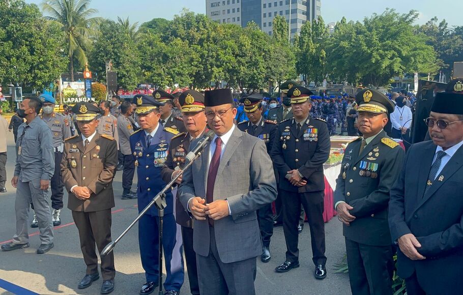 Gubernur DKI Jakarta Anies Baswedan saat memberikan keterangan kepada wartawan di Polda Metro Jaya, Selasa, 5 Juli 2022