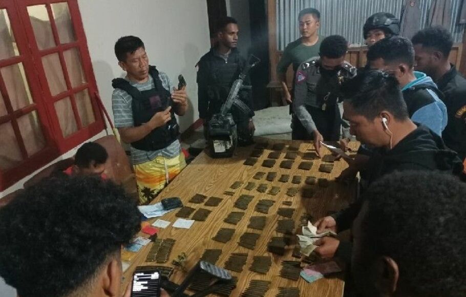 Sebanyak 615 amunisi dari berbagai kaliber yang diamankan polisi dari oknum aparatur sipil negara (ASN) yang bertugas di Kabupaten Nduga, Papua.