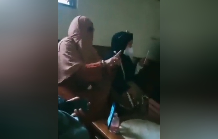 Tangkapan layar video emak-emak pendukung Rizieq Syihab mendatangi rumah guru SD di Depok, Eni Rohaeni.