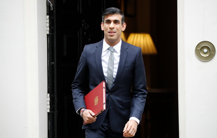 Menteri Keuangan Inggris Rishi Sunak meninggalkan Kantor Perdana Menteri Downing 11 di pusat kota London, Inggris pada Selasa 8 Juli 2020. 