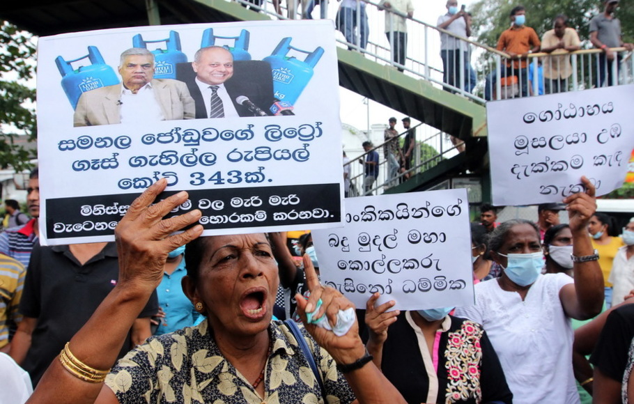 Aktivis oposisi utama Sri Lanka, memegang plakat selama demonstrasi untuk mengecam kekurangan gas untuk memasak, minyak tanah dan beberapa komoditas lainnya karena negara itu menghadapi krisis ekonomi besar di Kolombo pada Kamis 30 Juni 2022. 