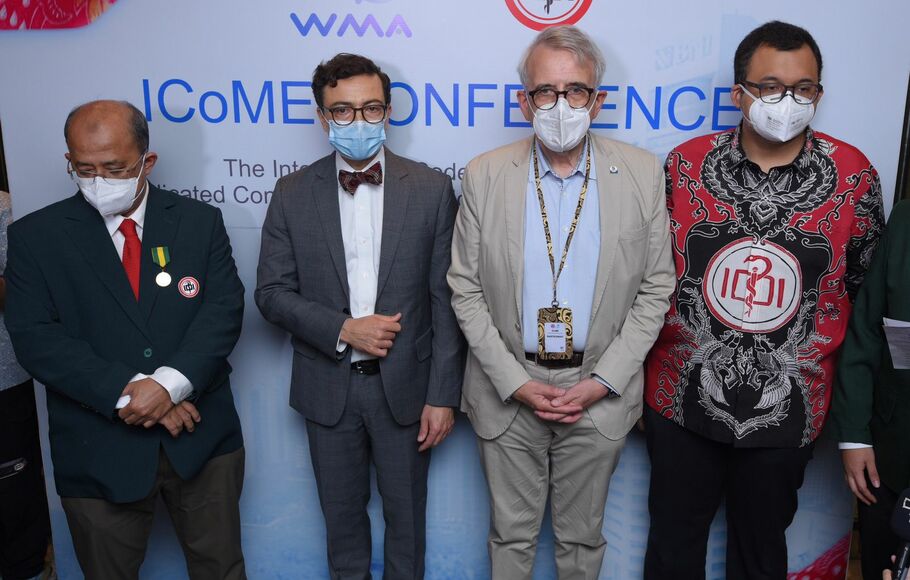 (dari kiri) Ketum IDI Adib Khumaidi, Prof Ramin Pasha Pashi, Sekjen WMA Otman Kloiber, dan Ketua Panitia konferensi ICoMe Pukovisa Prawiroharjo berpose di sela-sela konferensi International Code of Medical Ethics (ICoME), di Jakarta.