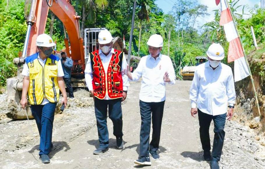 Presiden Joko Widodo (Jokowi) meninjau proyek peningkatan struktur jalan Laehuwa-Ombolata-Tumula-Faekhuna’a di Kabupaten Nias Utara, Sumatra Utara, Rabu, 6 Juli 2022.