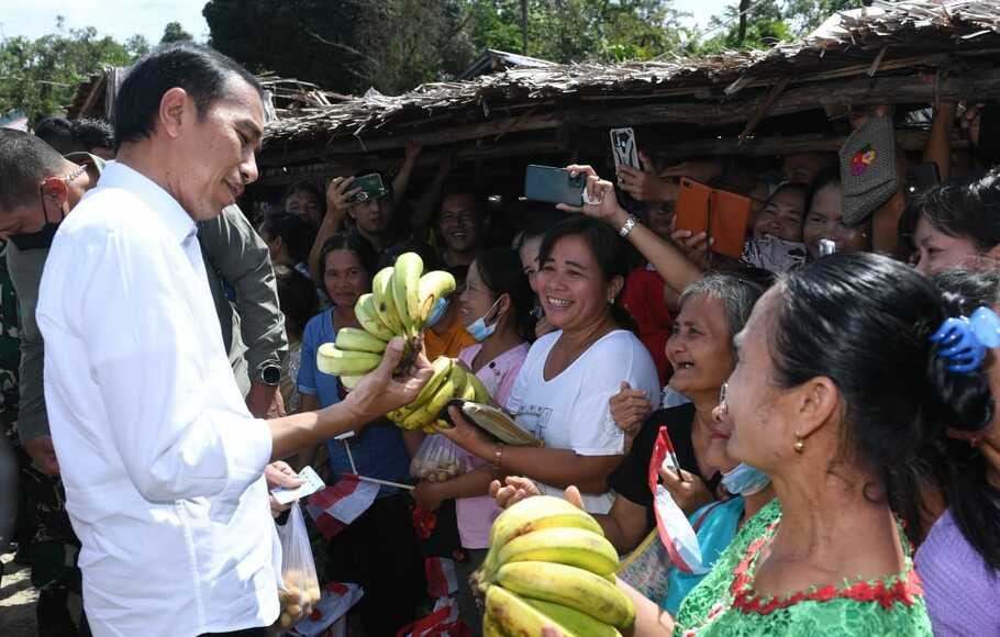 Presiden Joko Widodo (Jokowi) mengunjungi Pasar Alasa di Kabupaten Nias Utara, Sumatera Utara, dan memborong cabai dan pisang di pasar tersebut, Rabu, 6 Juli 2022.