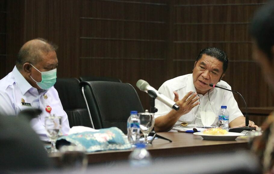 Penjabat (Pj) Gubernur Banten Al Muktabar saat menerima audiensi KPU Provinsi Banten di ruang rapat Pendopo Gubernur Banten, Kota Serang, Rabu 6 Juli 2022.