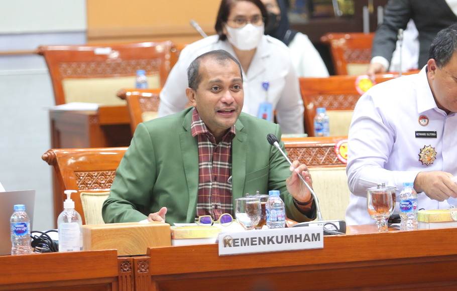 Wakil Menteri Hukum dan HAM Edward Omar Sharif Hiariej mengikuti rapat kerja bersama Komisi III DPR di Kompleks Parlemen, Senayan, Jakarta, Rabu, 6 Juni 2022.