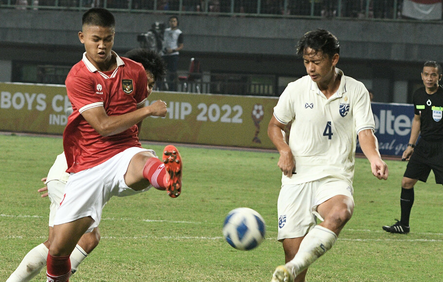 Pemain Indonesia U-19 Hokky Caraka (kiri) diadang pemain Thailand U-19 Theekawin Chansri dalam laga penyisihan Grup A Piala AFF U-19 2022 di Stadion Patriot Chandrabhaga, Bekasi, Jawa Barat, Rabu, 6 Juli 2022.