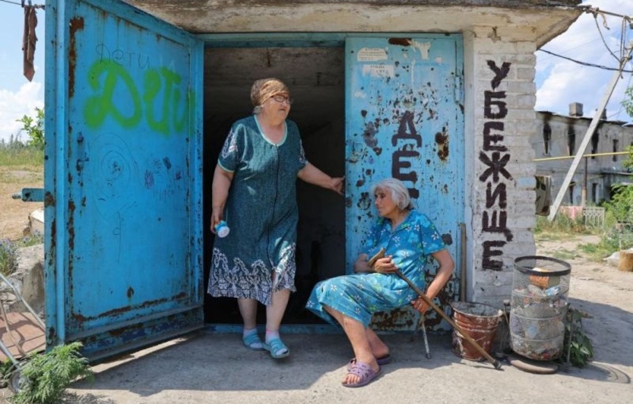 Warga keluar dari tempat perlindungan bom di pabrik kaca selama konflik Ukraina-Rusia di kota Lysychansk, wilayah Luhansk, Ukraina, 5 Juli 2022.