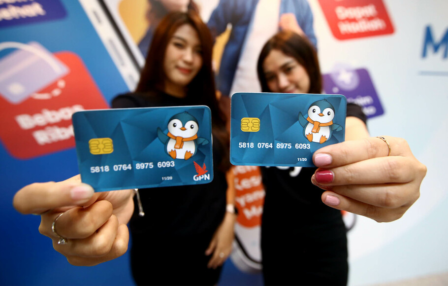 Model menunjukan ReyCard, kartu pembayaran cashless yang dapat digunakan di rumah sakit dan penyedia kesehatan mana pun, saat peluncuran membership Kesehatan di Jakarta, Rabu 6 Juli 2022. 