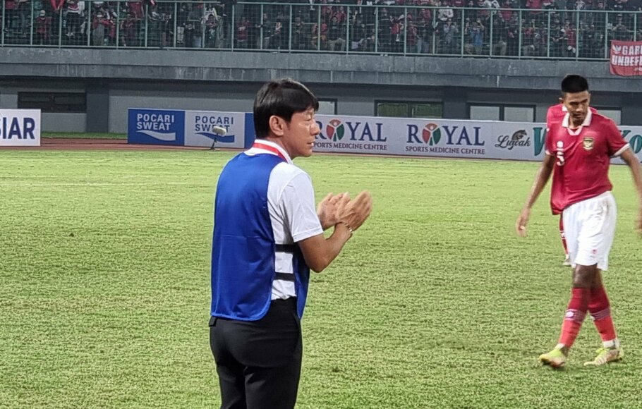 Pelatih Timnas U-19, Shin Tae-yong mengamati jalannya pertandingan melawan Thailand di Piala AFF U-19 di Stadion Chandrabhaga, Rabu, 6 Juli 2022.