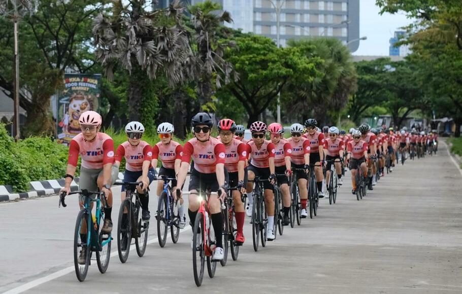 Komunitas sepeda road bike Oljen CC Makassar baru saja genap merayakan 1 tahun berdiri.