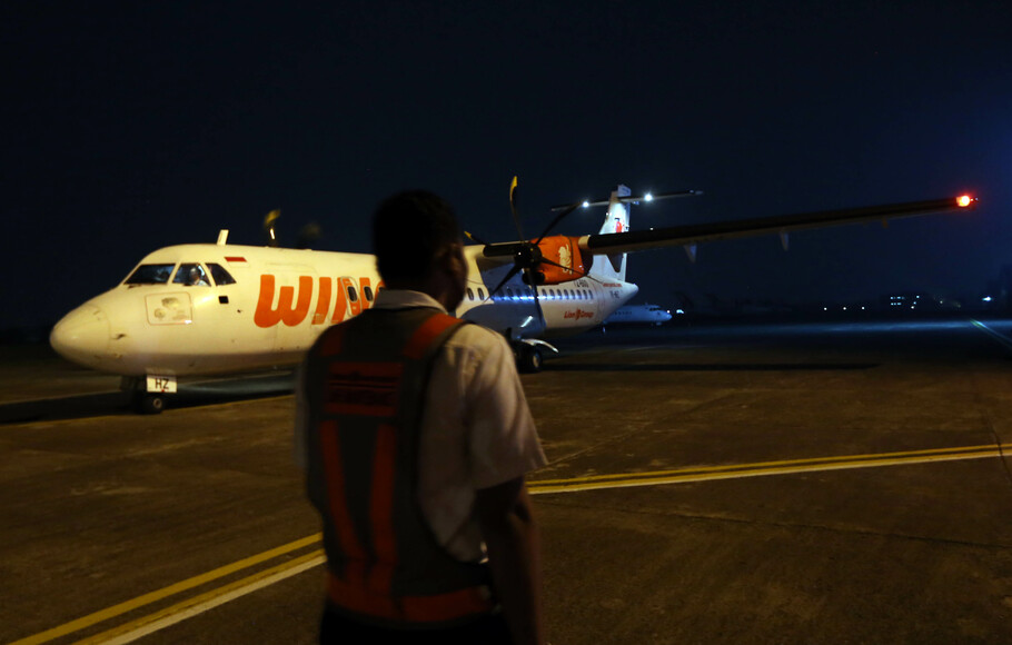 Pesawat ATR 72 Wings Air bersiap parkir usai melakukan penerbangan dari Bandara Tunggul Wulung Cilacap di Apron Bandara Pondok Cabe, Tangerang Selatan, Banten, Rabu, 6 Juli 2022. Pengoperasionalan pesawat ini sebagai uji coba dan evaluasi rute ialah bagian langkah dalam memastikan persiapan dan kelancaran operasional penerbangan penumpang berjadwal mendatang,