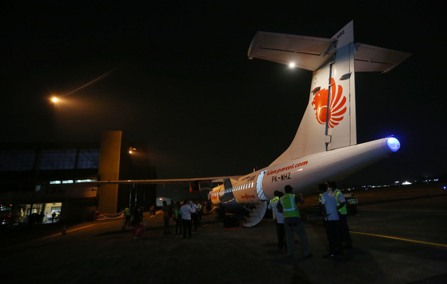 Pesawat ATR 72 Wings Air  parkir usai melakukan penerbangan dari Bandara Tunggul Wulung Cilacap di Apron Bandara Pondok Cabe, Tangerang Selatan, Banten, Rabu, 6 Juli 2022. Pengoperasionalan pesawat ini sebagai uji coba dan evaluasi rute ialah bagian langkah dalam memastikan persiapan dan kelancaran operasional penerbangan penumpang berjadwal mendatang,