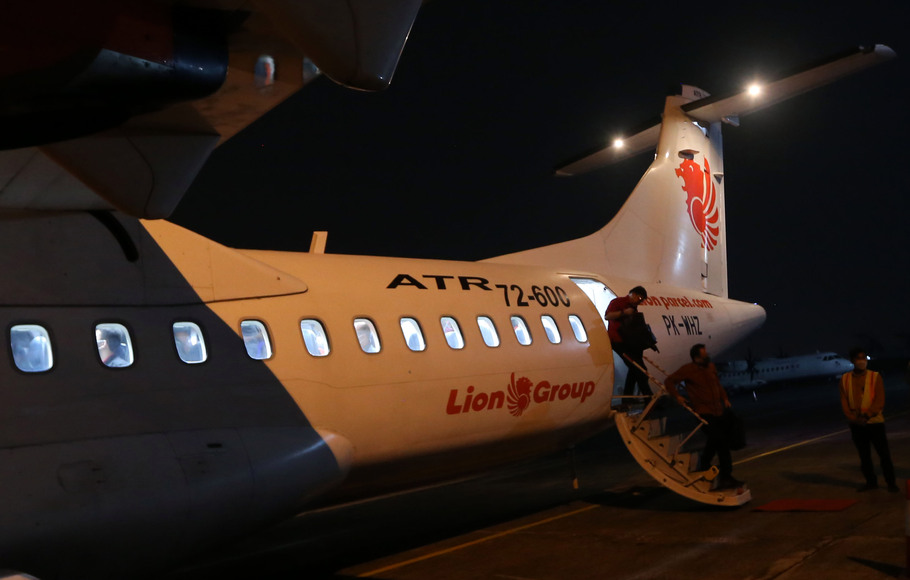Penumpang turun dari pesawat Wings Air dari Cilacap, di Bandara Pondok Cabe, Rabu, 6 Juli 2022. Pengoperasionalan pesawat ini sebagai uji coba dan evaluasi rute ialah bagian langkah dalam memastikan persiapan dan kelancaran operasional penerbangan penumpang berjadwal mendatang,
