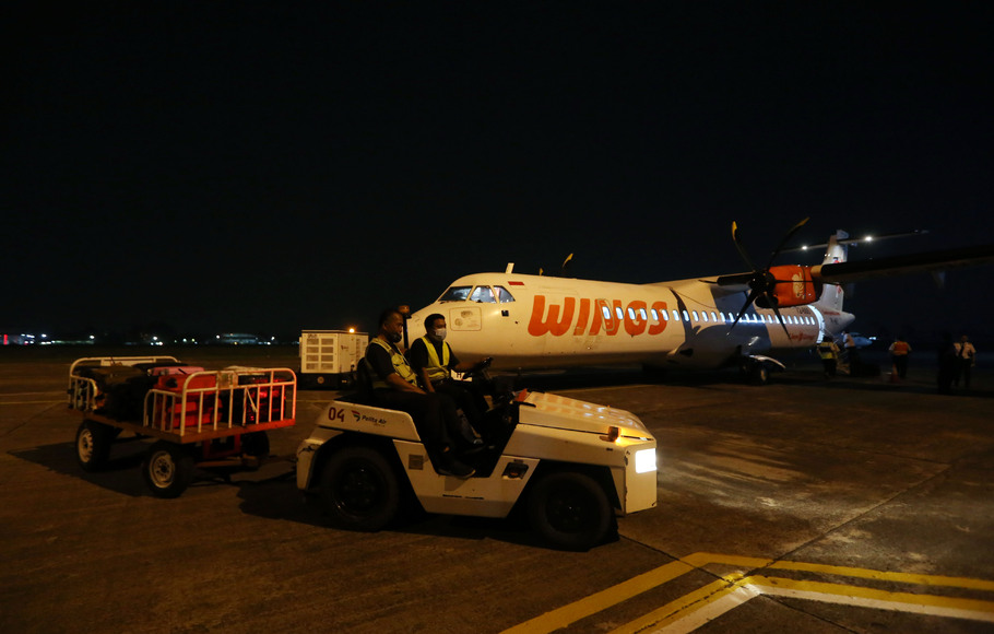 Petugas kargo melakukan bongkar muat bagasi dari Pesawat ATR 72 Wings Air yang baru mendarat dari Bandara Tunggul Wulung Cilacap di Bandara Pondok Cabe, Rabu, 6 Juli 2022. Pengoperasionalan pesawat ini sebagai uji coba dan evaluasi rute ialah bagian langkah dalam memastikan persiapan dan kelancaran operasional penerbangan penumpang berjadwal mendatang,