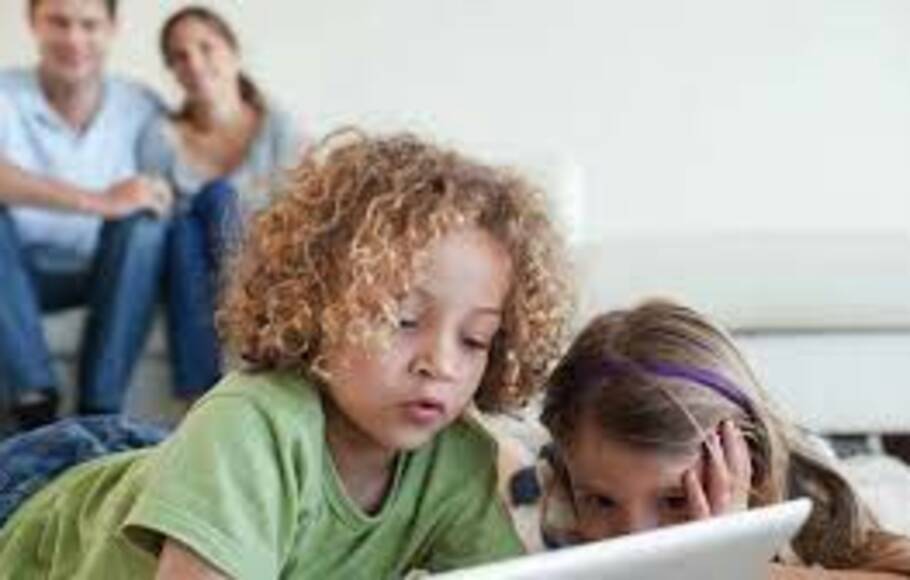 Orangtua wajib memantau dan mendampingi anak-anak yang sedang menggunakan media digital.