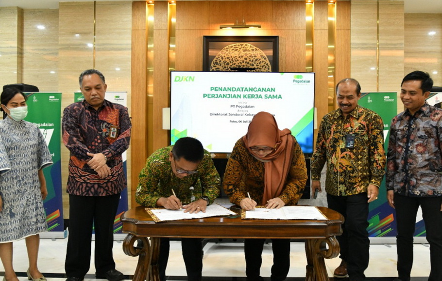 Direktur Pemasaran dan Pengembangan Produk Pegadaian Elvi Rofiqotul Hidayah (kanan) dan Direktur Lelang Direktorat Jenderal Kekayaan Negara (DJKN) Joko Prihanto, melakukan penandatanganan kerja sama di Kantor Pusat Pegadaian, Jakarta Pusat, Rabu 6 Juli 2022.