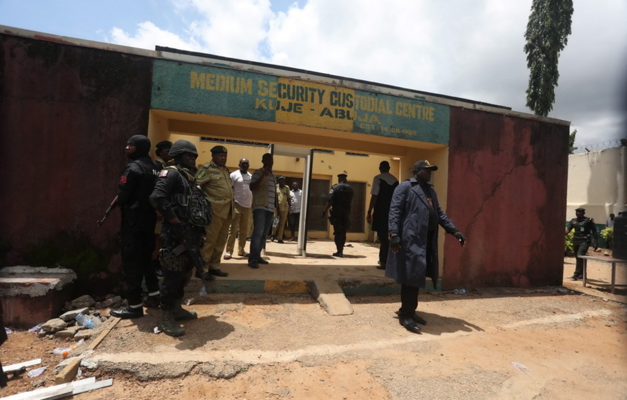 Petugas keamanan berdiri di luar penjara Keamanan Menengah Kuje di Abuja, Nigeria pada Rabu 6 Juli 2022, setelah tersangka pria bersenjata Boko Haram menyerang penjara