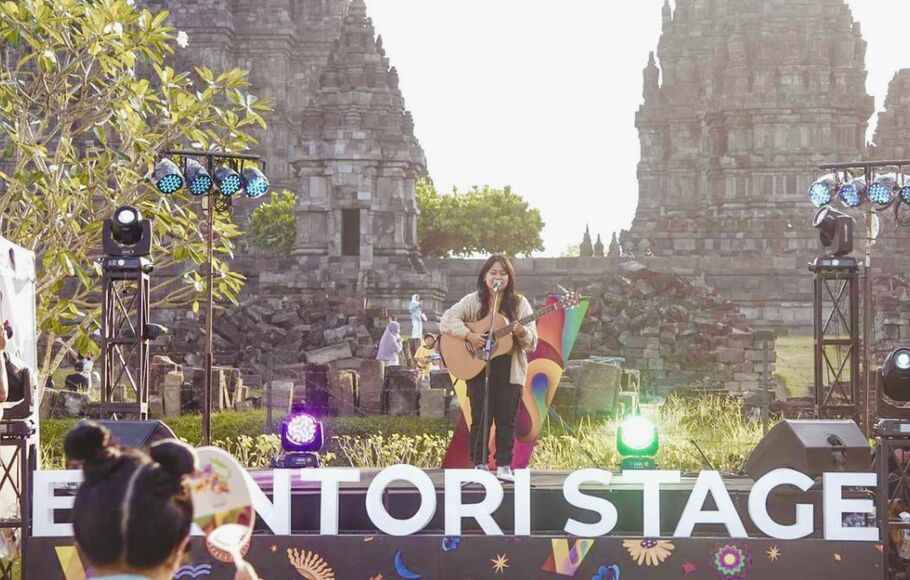 Musisi muda Shinta Alang saat tampil di panggung Eventori Stage Prambanan Jazz Festival 2022. 