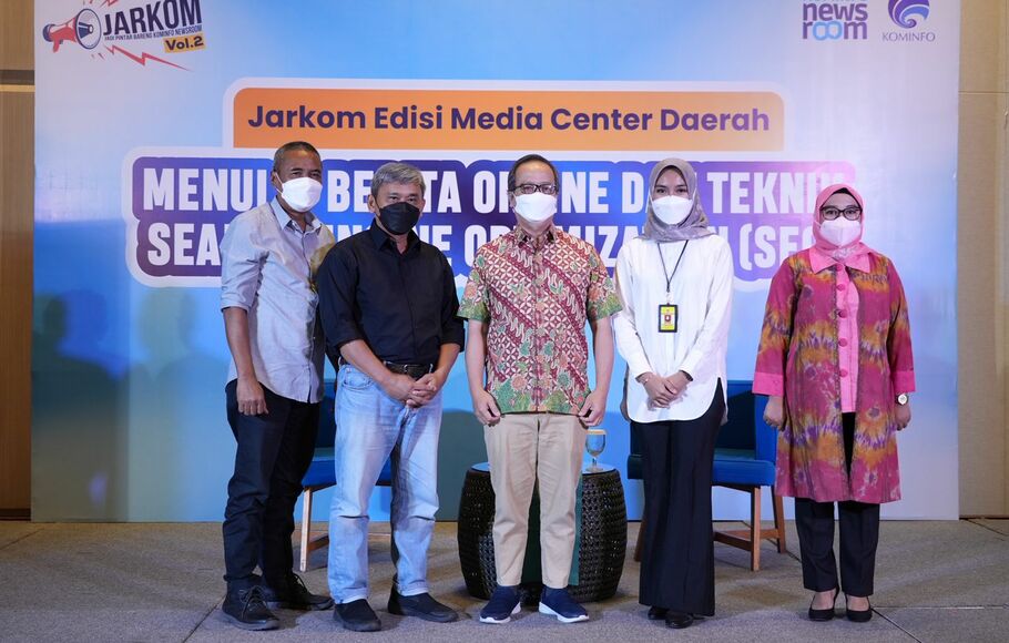 Direktur Pengelolaan Media Kementerian Kominfo Nursodik Gunarjo dan narasumber bimbingan teknis bertajuk 