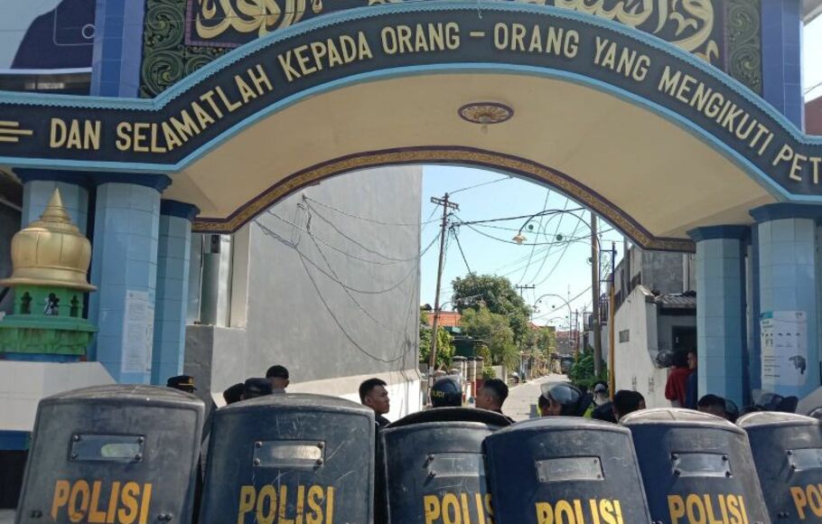 Polisi berjaga di sekitar Pesantren Shiddiqiyah Ploso, Kabupaten Jombang, Jawa Timur, Kamis 7 Juli 2022. Pengaman dikerahkan terkait dengan penjemputan paksa tersangka asusila yang juga anak kiai di pesantren
