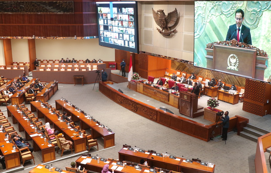 Menteri Pendidikan dan Kebudayaan Nadiem Makarim menyampaikan laporan pemerintah terkait RUU tentang pendidikan dan layanan psikologi pada rapat paripurna ke-28 masa persidangan V tahun 2021-2022 di Kompleks Parlemen, Senayan, Jakarta, Kamis, 7 Juli 2022.
