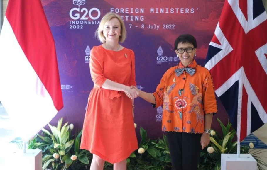 Menteri Luar Negeri RI Retno Marsudi (kanan) dan Menlu Inggris Elizabeth Truss bertemu di sela-sela Pertemuan Menlu G-20 di Nusa Dua, Bali.