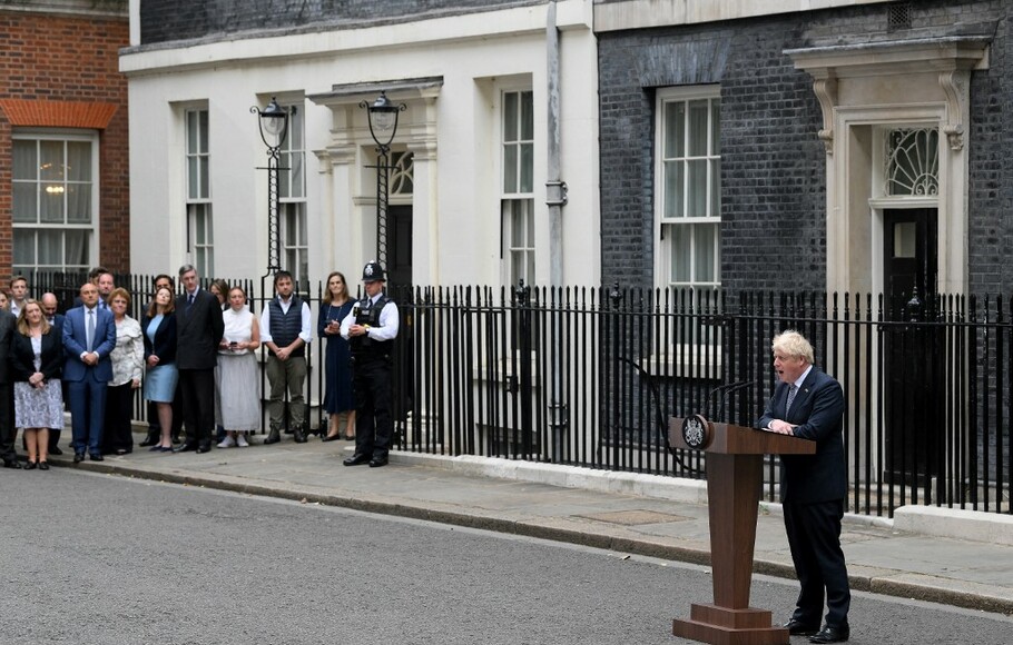 Perdana Menteri Inggris Boris Johnson membuat pernyataan di depan kantornya di 10 Downing Street di pusat kota London pada 7 Juli 2022. Johnson berhenti sebagai pemimpin partai Konservatif.