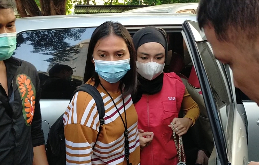 Selebgram Medina Zein saat tiba di Rutan Polda Metro Jaya untuk ditahan terkait kasus dugaan pencemaran nama baik, Kamis, 7 Juli 2022.