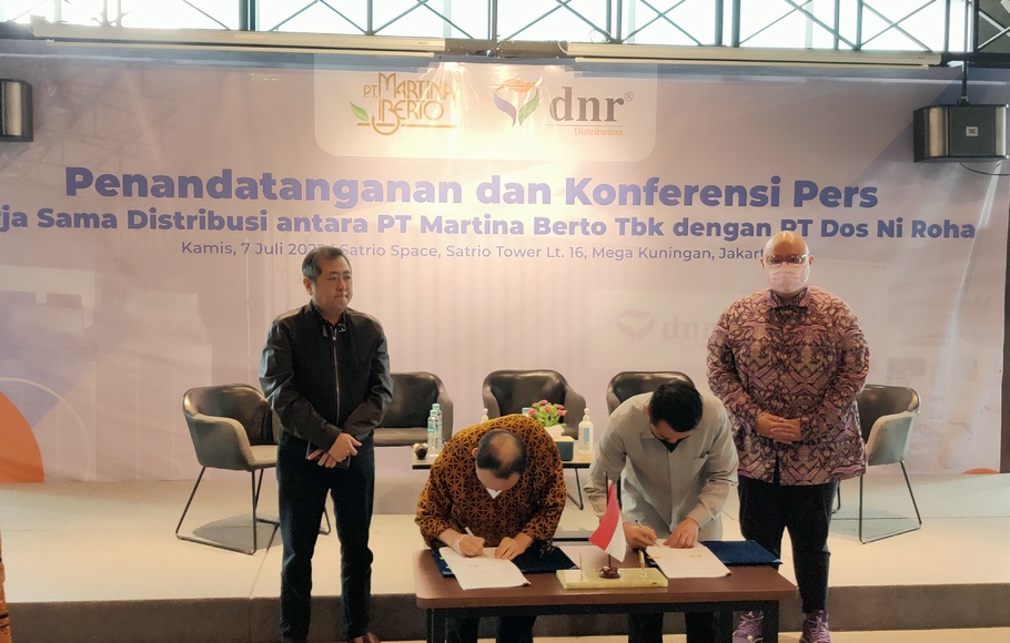 PT Martina Berto Tbk (MBTO) menjalin kerja sama distribusi dengan PT Dos Ni Roha (DNR), anak usaha dari PT Dosni Roha Indonesia Tbk (ZBRA) di Jakarta Kamis 7 Juli 2022.