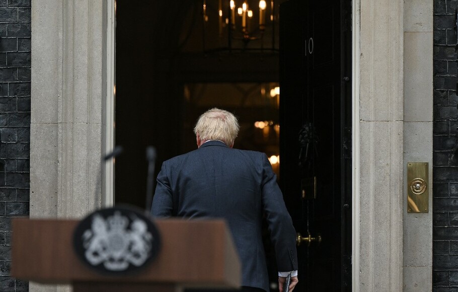 Perdana Menteri Inggris Boris Johnson berjalan kembali ke kantornya di 10 Downing Street di pusat kota London setelah membuat pernyataan pada 7 Juli 2022.
