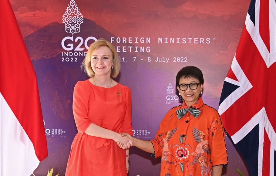 Menlu RI Retno Marsudi (kanan) menyambut Menlu Inggris Liz Truss saat pertemuan bilateral untuk Pertemuan Menlu G-20 di Nusa Dua, Bali pada Kamis 7 Juli 2022.