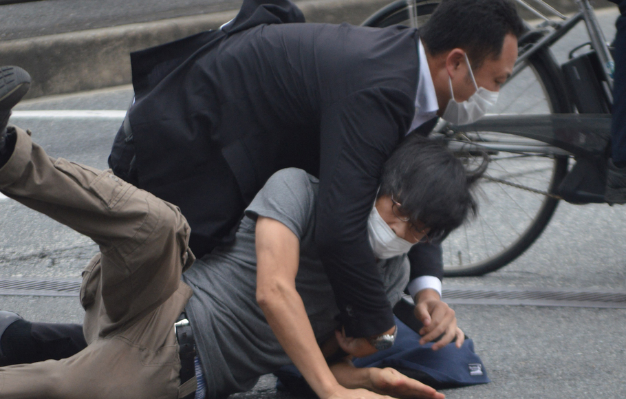 Seorang lelaki tersangka penembak mantan PM Jepang Shinzo Abe dijatuhkan oleh polisi di kawasan Stasiun  Yamato Saidaiji, Jumat, 8 Juli 2022.