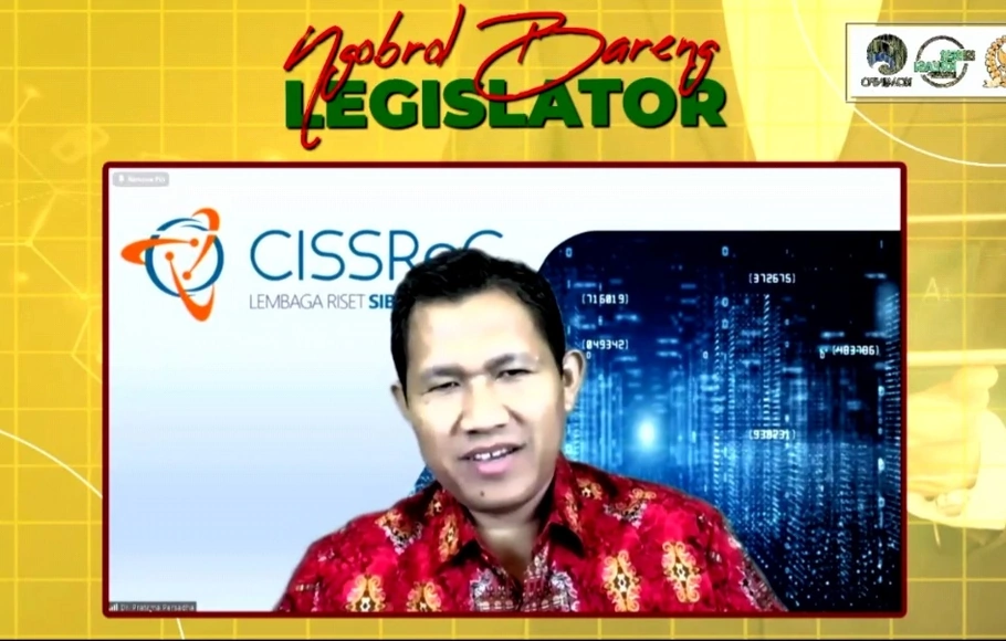 Pakar keamanan siber yang juga Ketua Lembaga Riset Siber Indonesia CISSReC (Communication and Information System Security Research Center) Pratama Persadha dalam webinar 