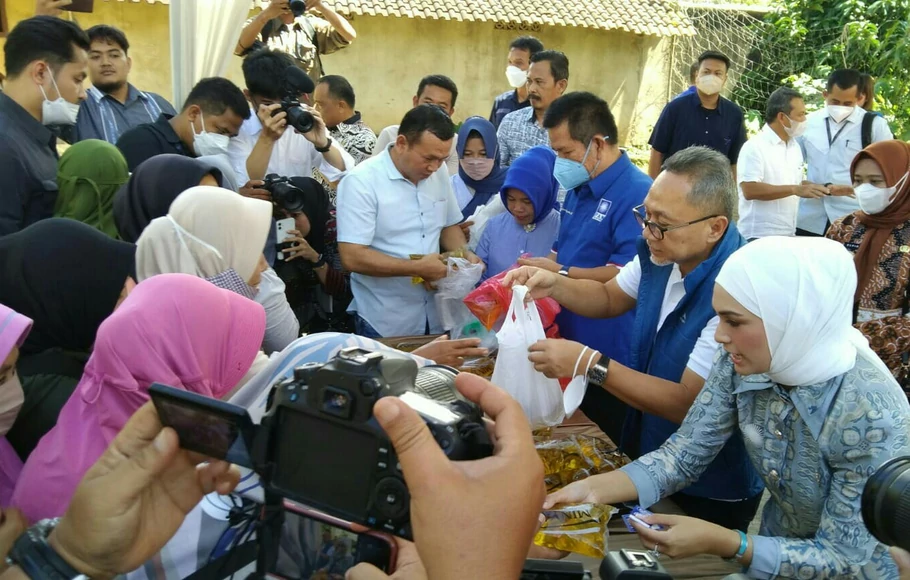 Menteri Perdagangan (Mendag) Zulkifli membagikan ribuan liter Minyakita secara gratis di Kota Bandar Lampung dan Kabupaten Lampung Selatan, Provinsi Lampung, Sabtu, 9 Juli 2022.