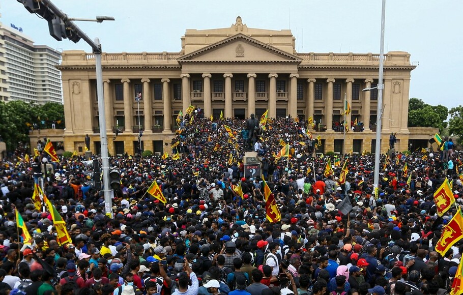 Para pengunjuk rasa di luar Istana Presiden di Kolombo pada 9 Juli 2022. Presiden Sri Lanka Gotabaya Rajapaksa yang terkepung melarikan diri dari kediaman resminya di Kolombo. .