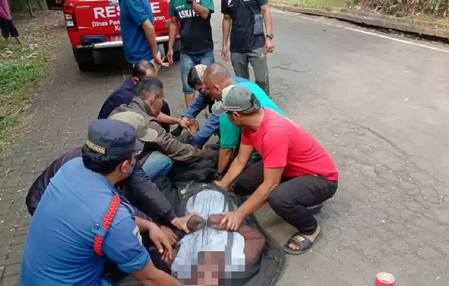 Petugas pemadam kebakaran Kabupaten Bogor melumpuhkan orang yang mengalami gangguan jiwa, Minggu 10 Juli 2022