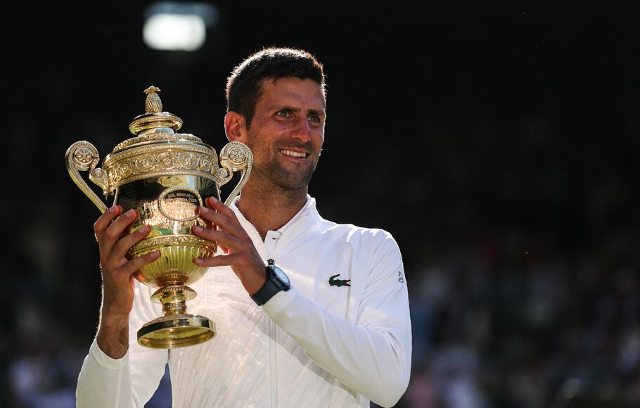 Petenis Serbia, Novak Djokovic berhasil mengalahkan petenis non-unggulan Australia, Nick Kyrgios 4-6, 6-3,6-4, 7-6(3) untuk memenangi titel ketujuhnya di Wimbledon pada Minggu, 10 Juli 2022.