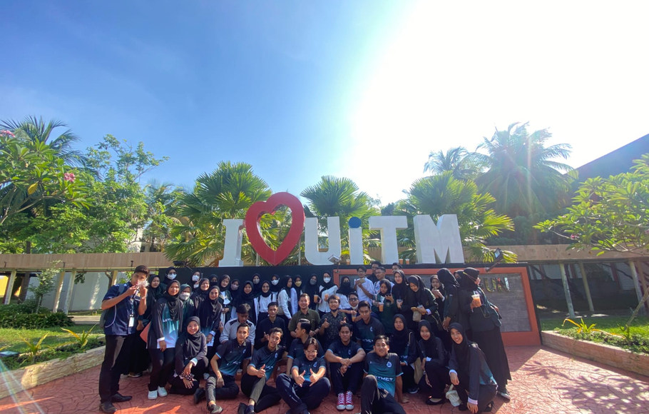 Para mahasiswa Fakultas Ekonomi Universitas Islam Sultang Agung (FE Unissula) saat berkunjung ke Universiti Teknologi MARA di Shah Alam, Malaysia.