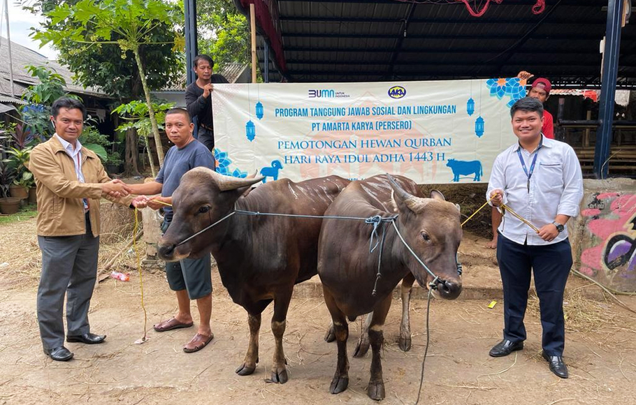 Penyerahan hewan kurban yang dilakukan  PT Amarta Karya atau Amka di Bekasi, Senin 11 Juli 2022.