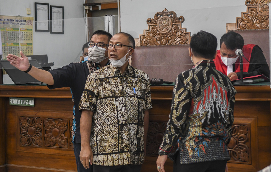 Kuasa hukum Mardani H Maming, Bambang Widjojanto (kedua kiri) dan Denny Indrayana (kiri) berdiskusi dengan majelis hakim saat mengikuti sidang gugatan terkait penetapan tersangka Mardani H Maming, di Pengadilan Negeri Jakarta Selatan, Jakarta, Selasa, 12 Juli 2022.