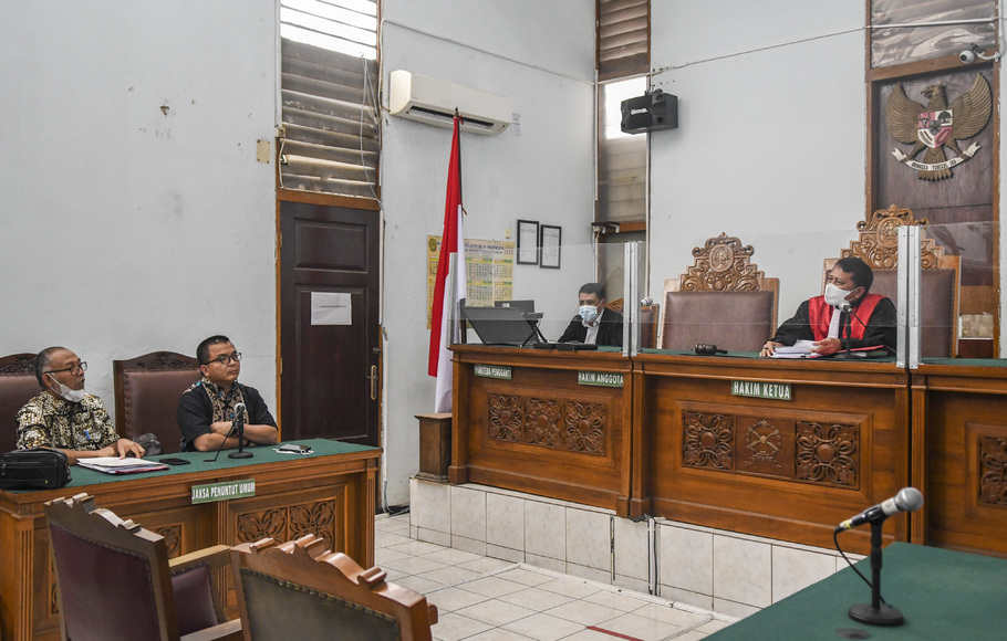 Kuasa hukum Mardani H Maming, Bambang Widjojanto (kiri) dan Denny Indrayana (kedua kiri) mengikuti sidang gugatan terkait penetapan tersangka Mardani H Maming di Pengadilan Negeri Jakarta Selatan, Jakarta, Selasa, 12 Juli 2022.