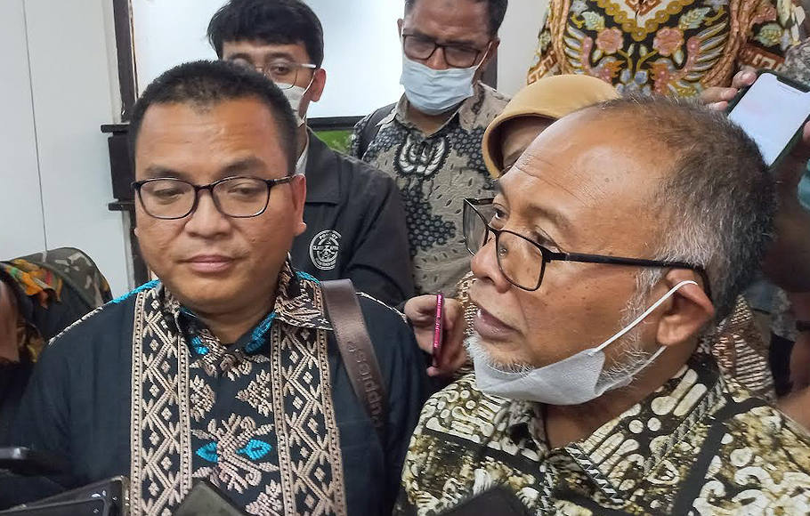 Kuasa hukum Mardani H Maming, Bambang Widjojanto (kanan) dan Denny Indrayana  di Pengadilan Negeri Jakarta Selatan, Jakarta, Selasa, 12 Juli 2022.