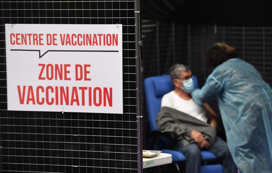 Seorang pria tua menerima dosis vaksin Covid-19 Pfizer-BioNtech, di pusat vaksinasi di Garlan, Prancis barat pada 2 Maret 2021. Badan kesehatan dan obat-obatan Uni Eropa menyatakan pada 11 Juli 2022, merekomendasikan vaksin booster kedua untuk orang berusia di atas 60 tahun.