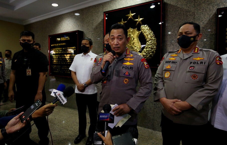 Kapolri Jenderal Listyo Sigit Prabowo didampingi Wakapolri Komjen Pol Gatot Eddy Pramono memberikan keterangan pers terkait insiden baku tembak sesama polisi di Mabes Polri, Jakarta, Selasa, 12 Juli 2022.
