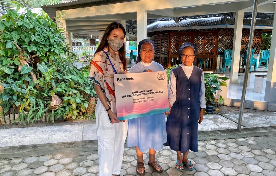 PT Panasonic Gobel Indonesia (PGI) mendonasikan produk elektronik bagi masyarakat Labuan Bajo, di Nusa Tenggara Timur (NTT).