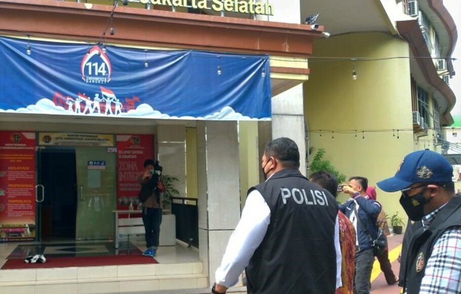 Sejumlah tim penyidik Polda Metro Jaya mendatangi Kantor Badan Pertahanan Nasional (BPN) Jakarta Selatan, Kamis 14 Juli 2022. 