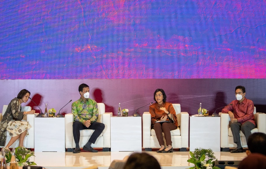 Menteri Keuangan Sri Mulyani Indrawati saat berbicara dalam forum bisnis “Sustainable Finance: Instruments and Management in Achieving Sustainable Development of Indonesia”, sebagai bagian dari rangkaian kegiatan Road to G-20 di Indonesia, Rabu 13 Juli 2022.