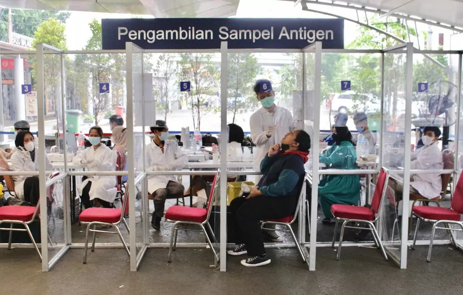 KAI Daop 1 Jakarta juga menyediakan layanan tes antigen di Stasiun Gambir mulai pukul 06.00-22.00 WIB dan Stasiun Pasarsenen dengan jam operasional mulai pukul 05.00-22.00 WIB.